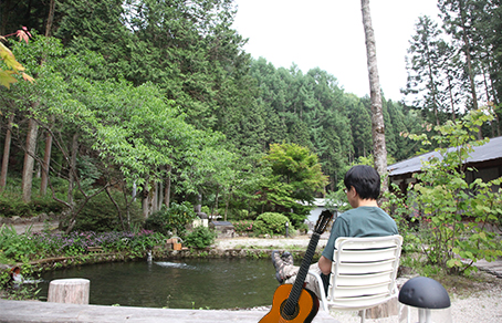 庭の池でギター演奏